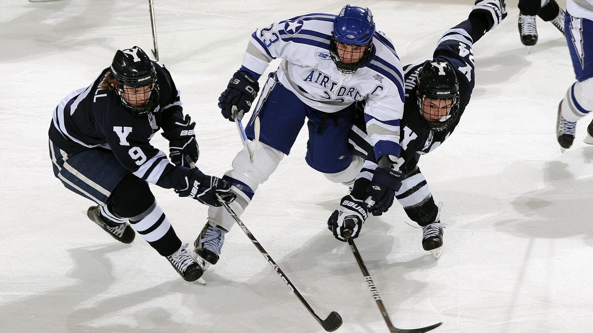 “万众瞩目的季后赛首轮大战，冠军悬念再升级”，季后赛首轮几场